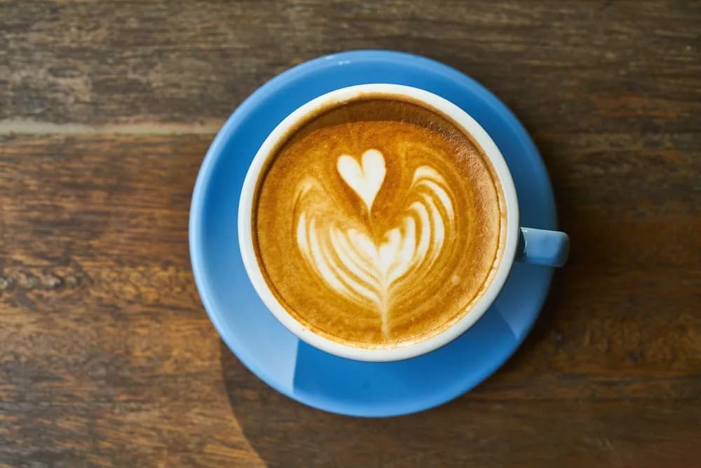 Flat white au latte art dans une tasse bleue