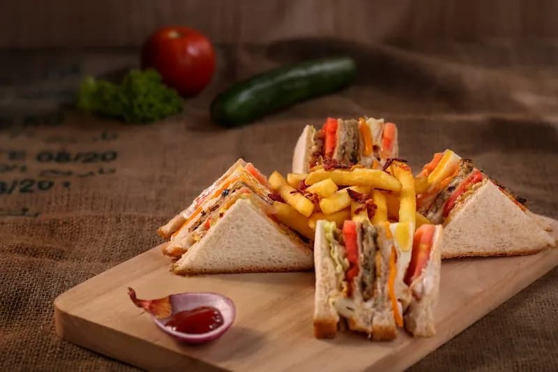 Club sandwich maison accompagné de frites