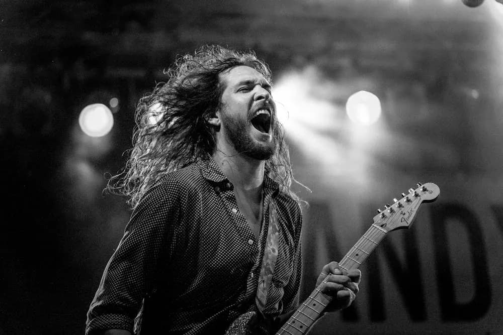 Un musicien chante et joue de la guitare lors d'une soirée micro ouvert
