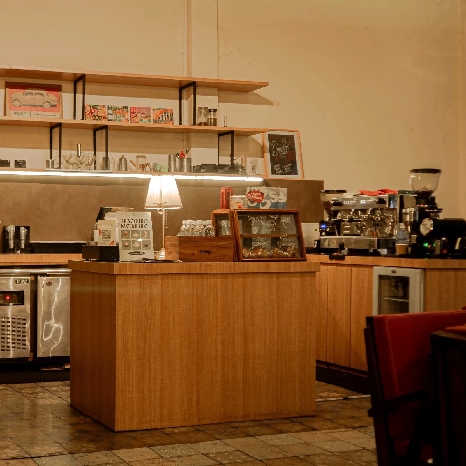 Intérieur chaleureux du café Blue & Coke : comptoir en bois et machine à espresso