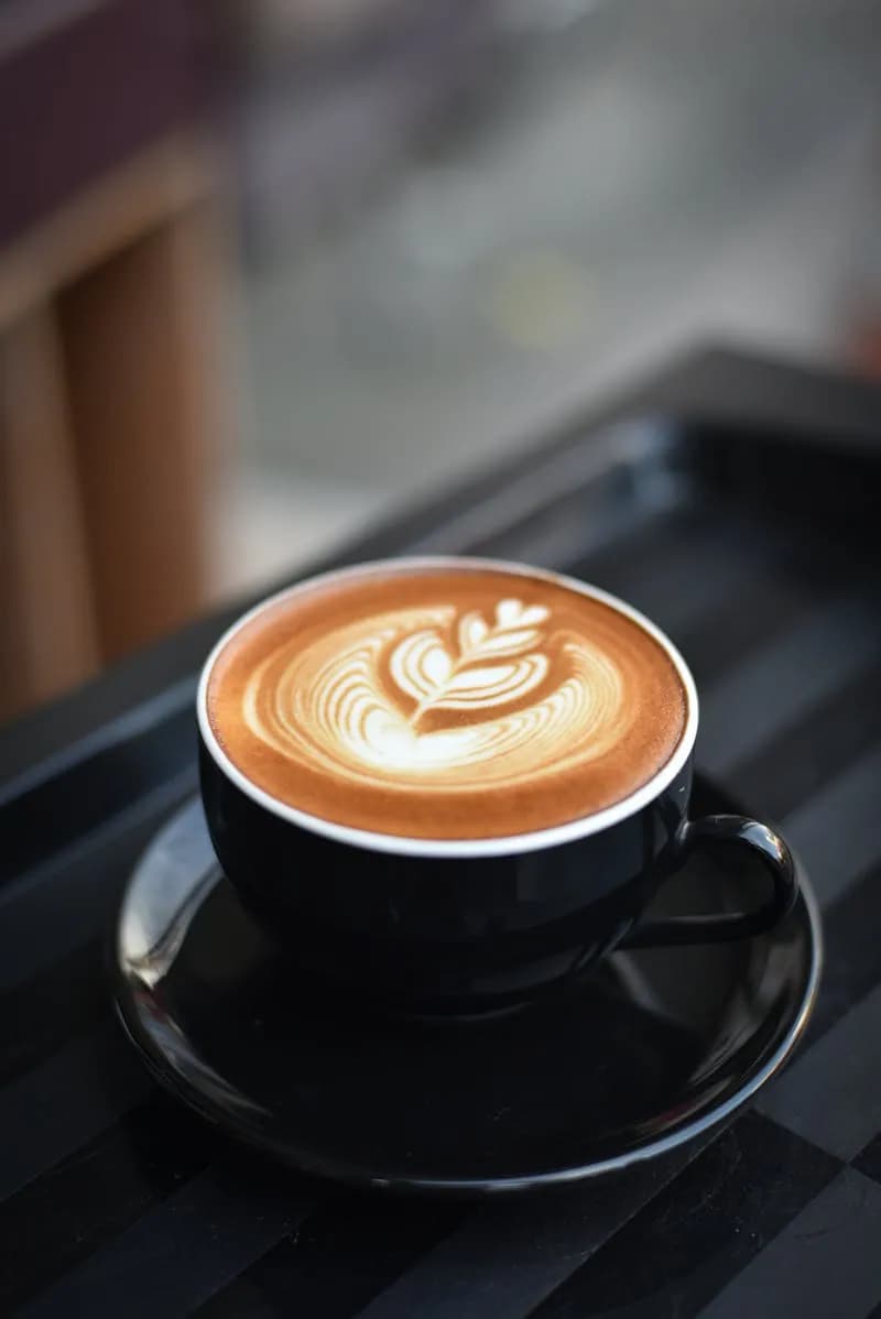 Cappuccino surmonté d'un latte art en feuille