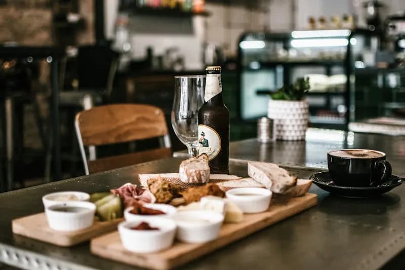 Planche gourmande servie au comptoir du café