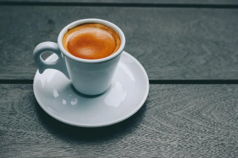 Espresso serré et mousseux dans une tasse blanche