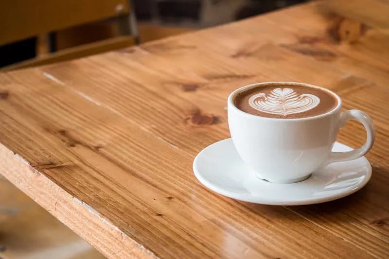 Moka crémeux posé sur une table de café