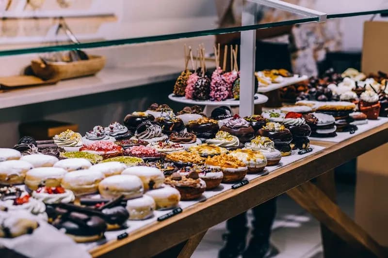 Vitrine garnie de viennoiseries et pâtisseries
